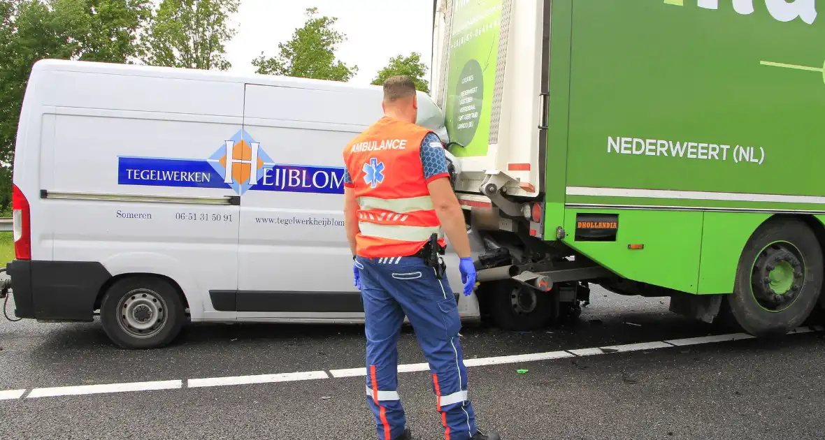 Zware aanrijding tussen bestelbus en vrachtwagen - Foto 7