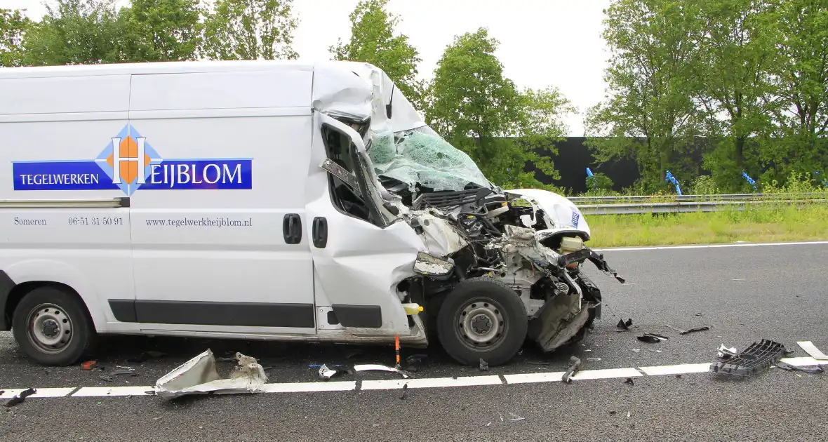 Zware aanrijding tussen bestelbus en vrachtwagen - Foto 8