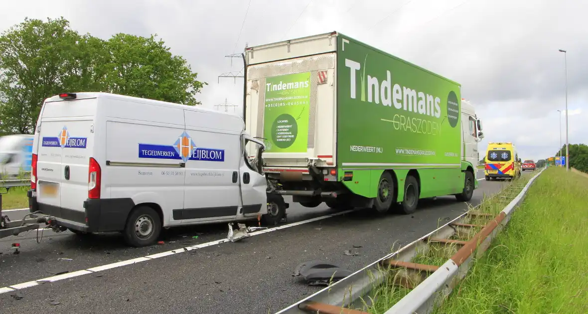 Zware aanrijding tussen bestelbus en vrachtwagen - Foto 9