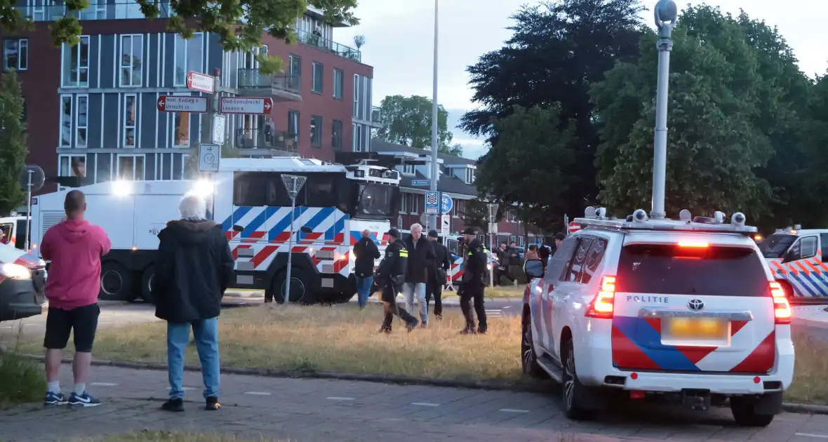 Waterwerper ingezet en veiligheidsrisicogebied na rellen