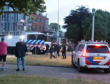 Waterwerper ingezet en veiligheidsrisicogebied na rellen