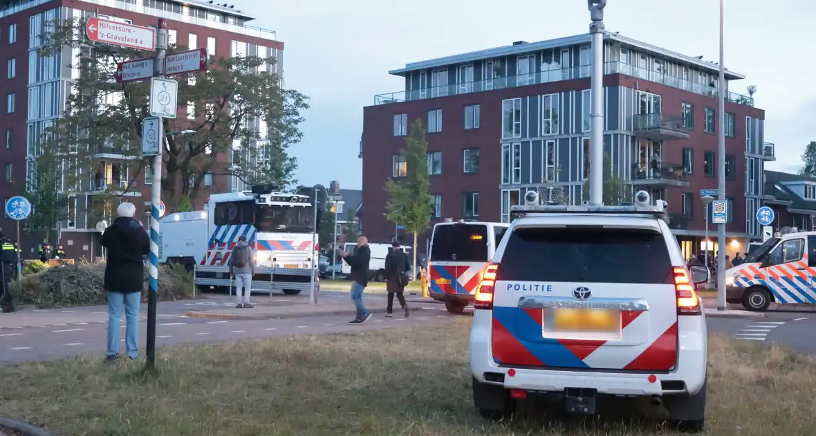 Waterwerper ingezet en veiligheidsrisicogebied na rellen - Foto 1