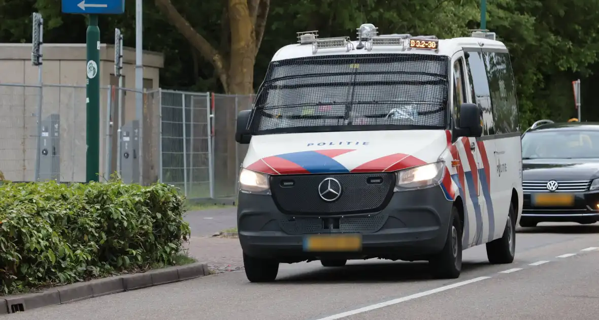 Waterwerper ingezet en veiligheidsrisicogebied na rellen - Foto 10