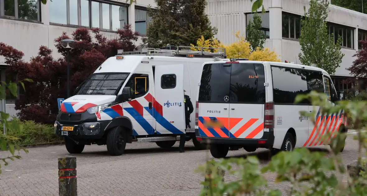 Waterwerper ingezet en veiligheidsrisicogebied na rellen - Foto 11