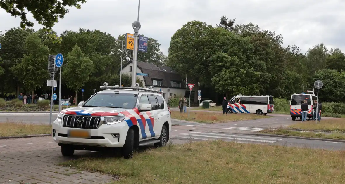 Waterwerper ingezet en veiligheidsrisicogebied na rellen - Foto 12