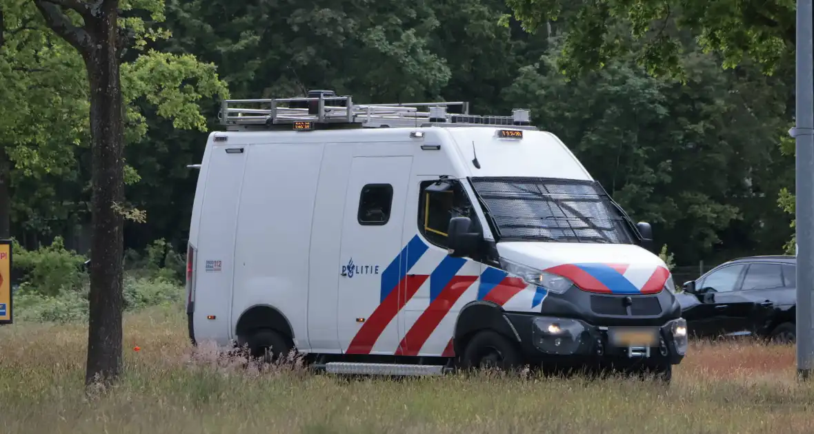 Waterwerper ingezet en veiligheidsrisicogebied na rellen - Foto 14