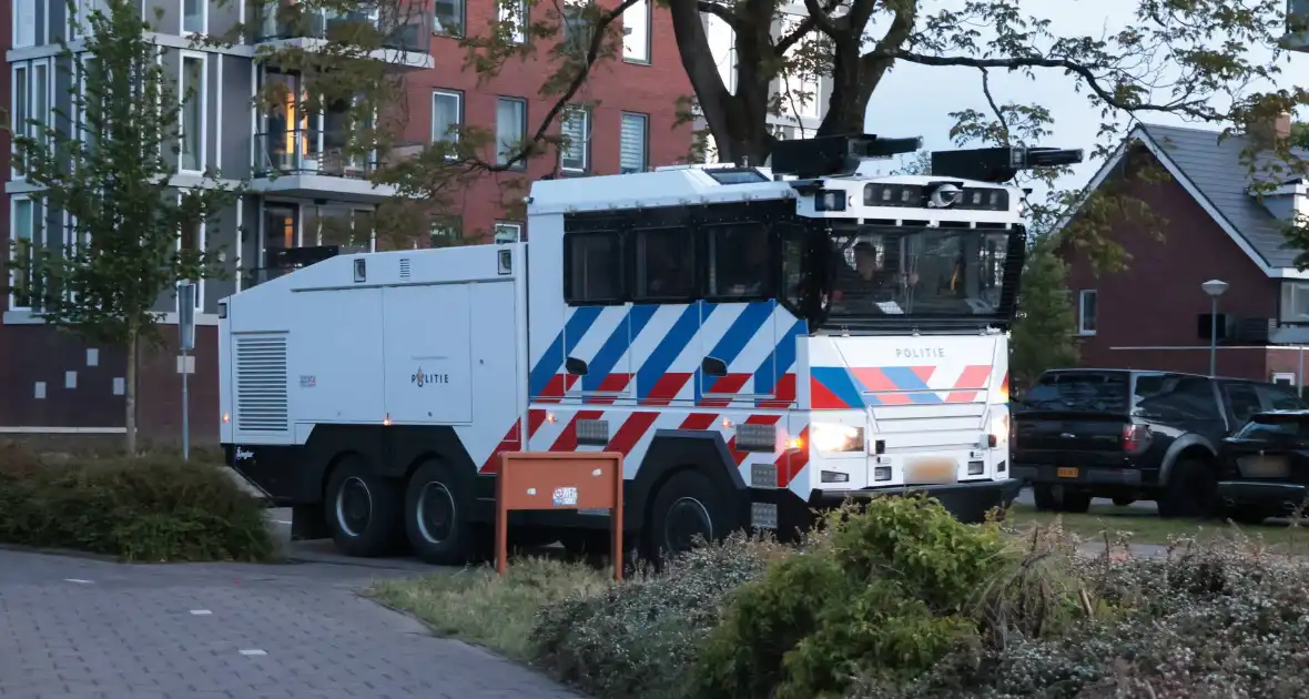 Waterwerper ingezet en veiligheidsrisicogebied na rellen - Foto 15