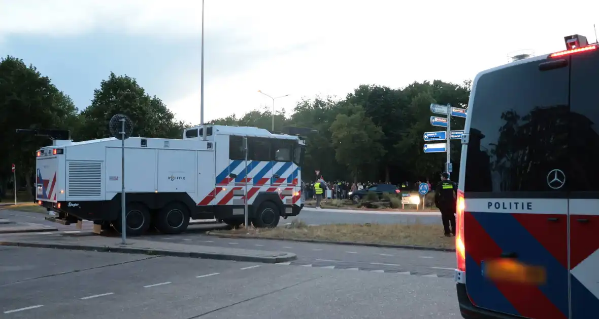 Waterwerper ingezet en veiligheidsrisicogebied na rellen - Foto 16