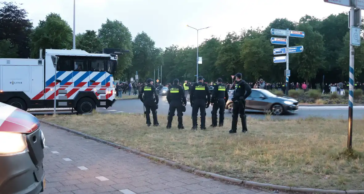 Waterwerper ingezet en veiligheidsrisicogebied na rellen - Foto 17