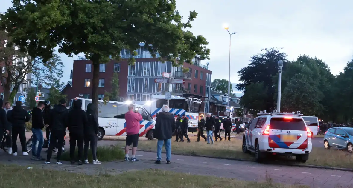 Waterwerper ingezet en veiligheidsrisicogebied na rellen - Foto 18