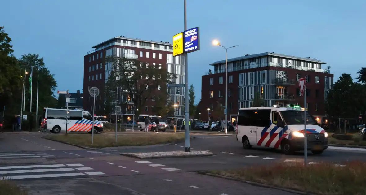 Waterwerper ingezet en veiligheidsrisicogebied na rellen - Foto 19