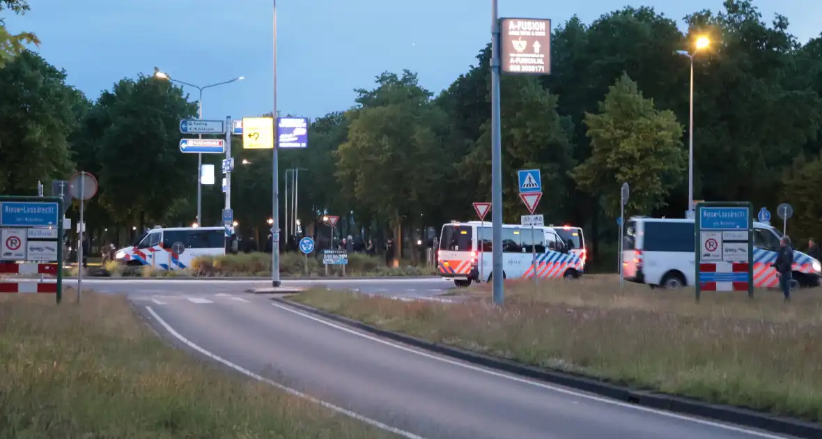 Waterwerper ingezet en veiligheidsrisicogebied na rellen - Foto 20