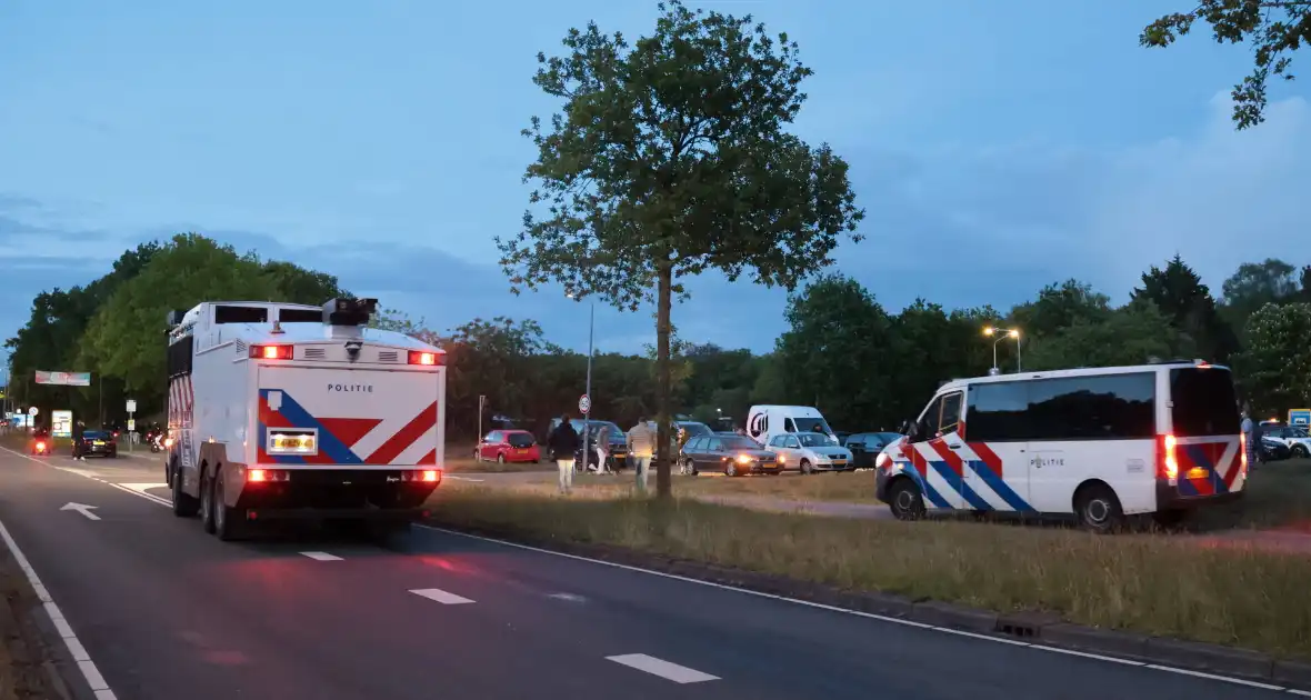 Waterwerper ingezet en veiligheidsrisicogebied na rellen - Foto 21