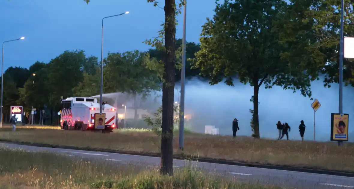 Waterwerper ingezet en veiligheidsrisicogebied na rellen - Foto 22