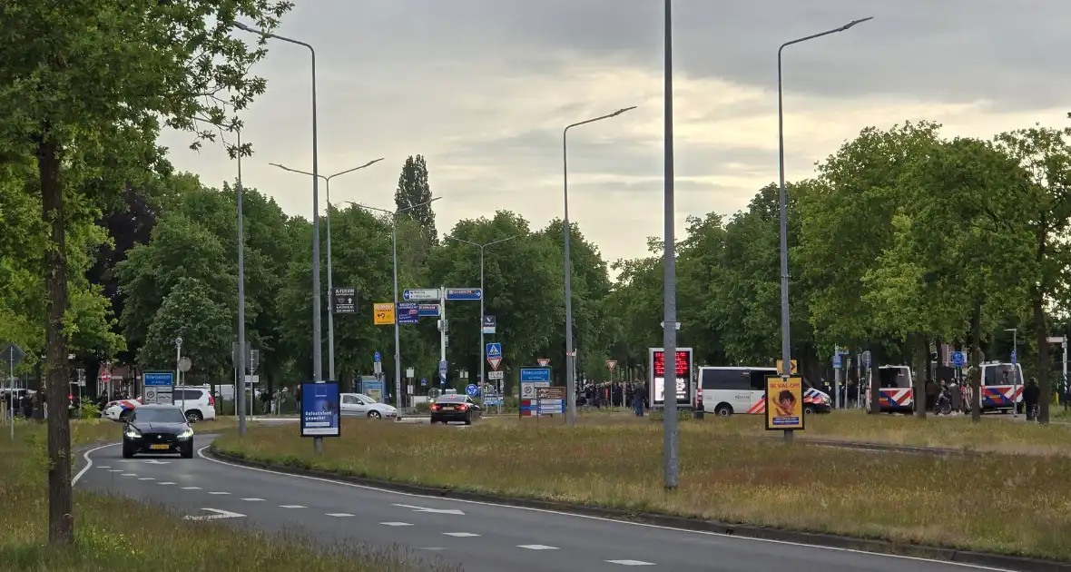 Waterwerper ingezet en veiligheidsrisicogebied na rellen - Foto 23
