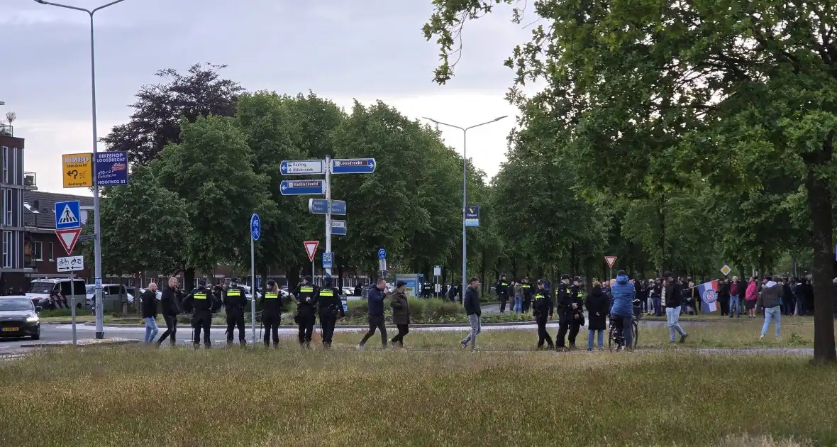 Waterwerper ingezet en veiligheidsrisicogebied na rellen - Foto 25