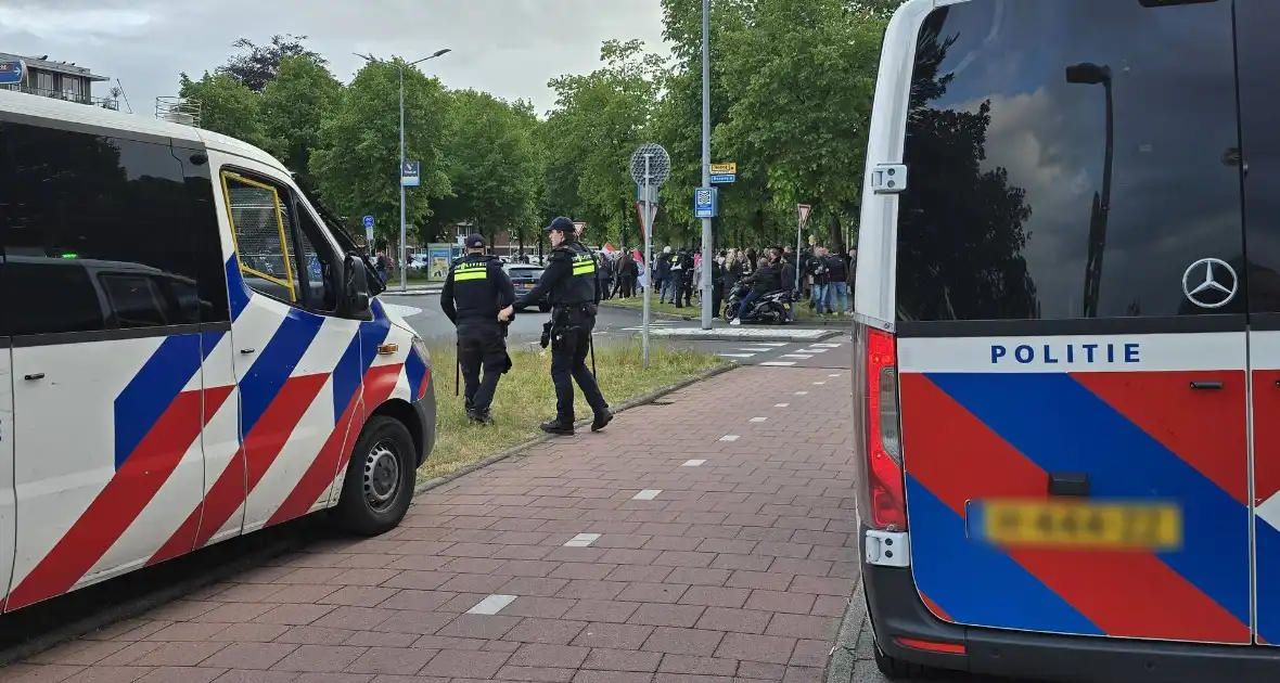 Waterwerper ingezet en veiligheidsrisicogebied na rellen - Foto 26
