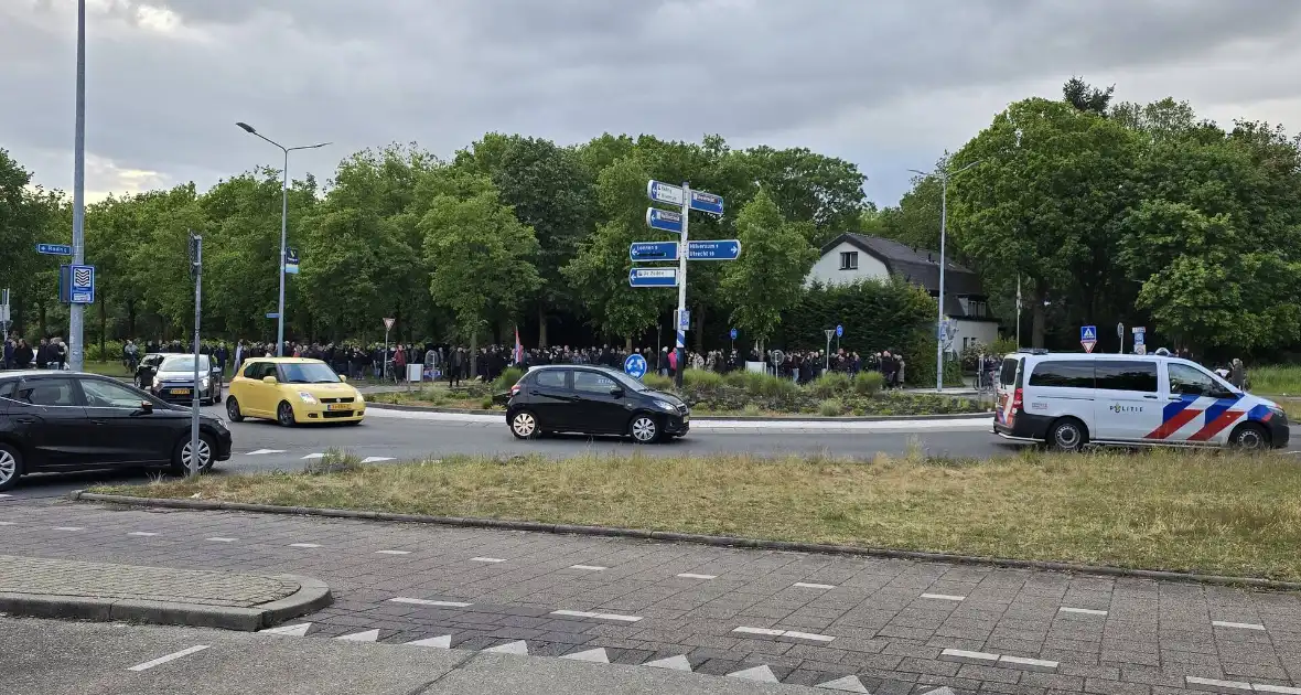 Waterwerper ingezet en veiligheidsrisicogebied na rellen - Foto 27
