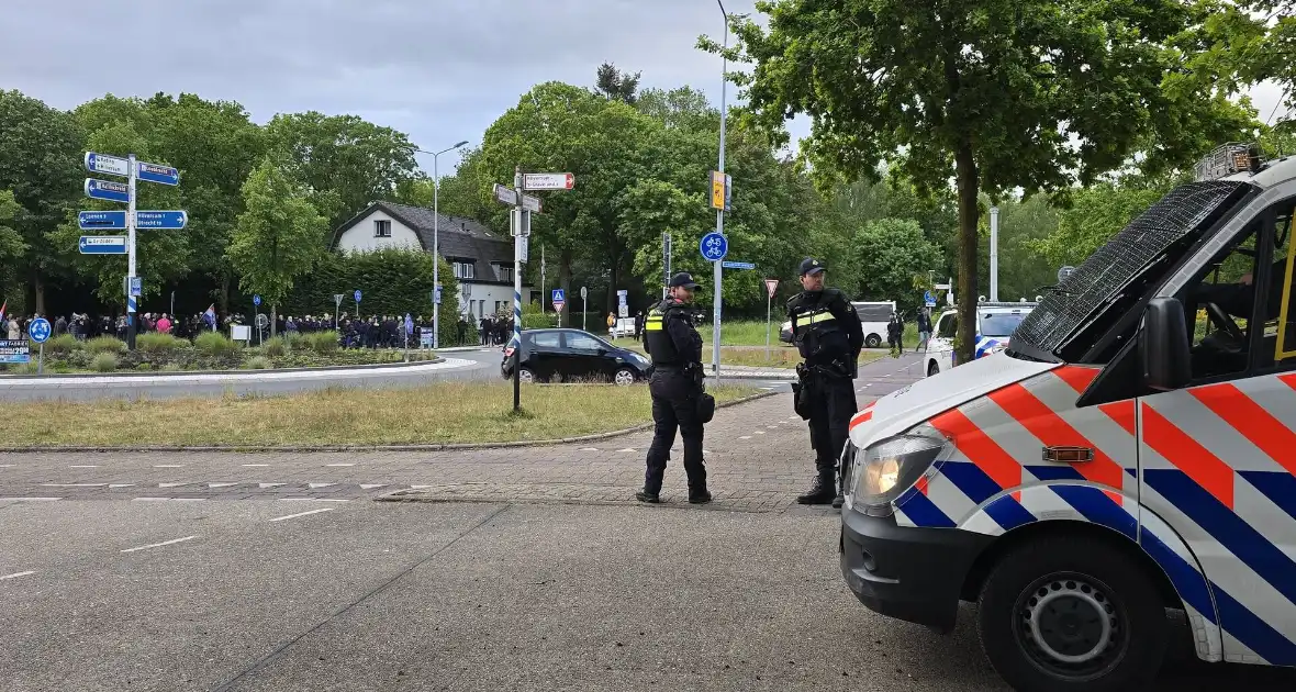 Waterwerper ingezet en veiligheidsrisicogebied na rellen - Foto 28