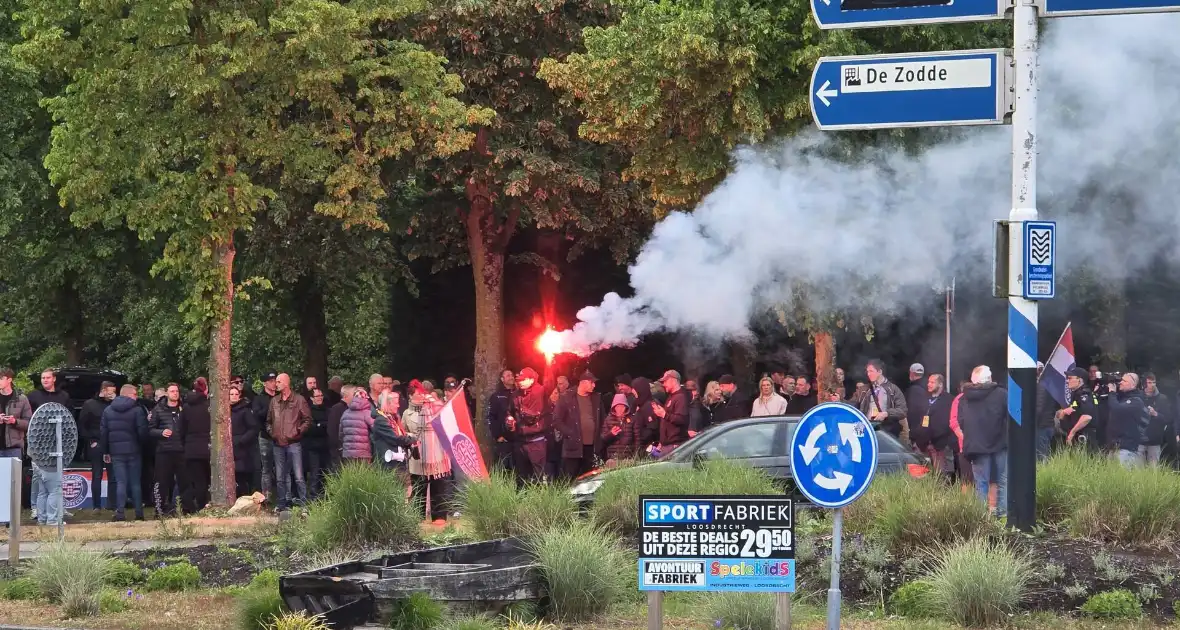 Waterwerper ingezet en veiligheidsrisicogebied na rellen - Foto 29