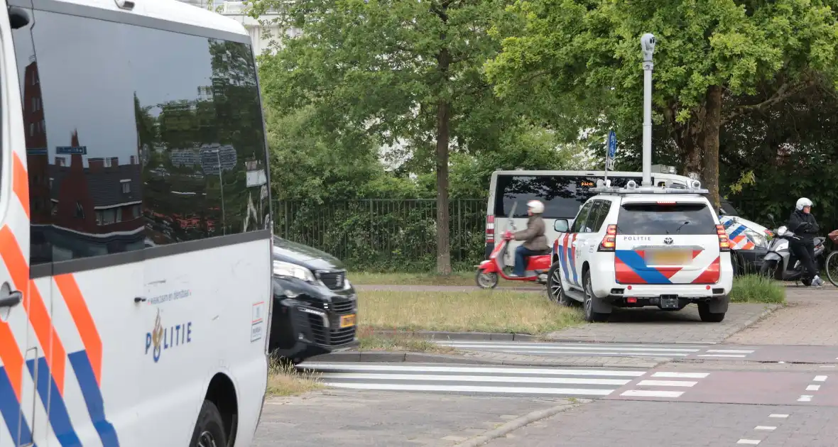 Waterwerper ingezet en veiligheidsrisicogebied na rellen - Foto 3