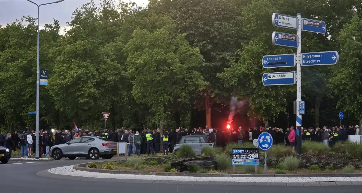 Waterwerper ingezet en veiligheidsrisicogebied na rellen - Foto 30