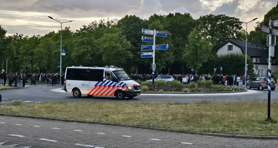 Waterwerper ingezet en veiligheidsrisicogebied na rellen - Foto 31