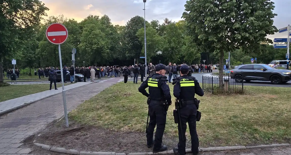 Waterwerper ingezet en veiligheidsrisicogebied na rellen - Foto 32