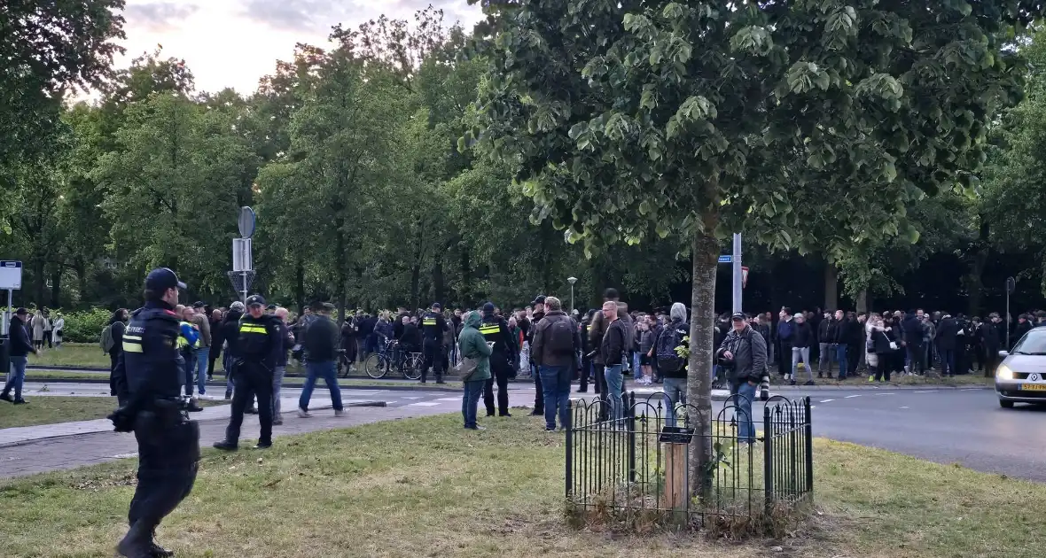Waterwerper ingezet en veiligheidsrisicogebied na rellen - Foto 33