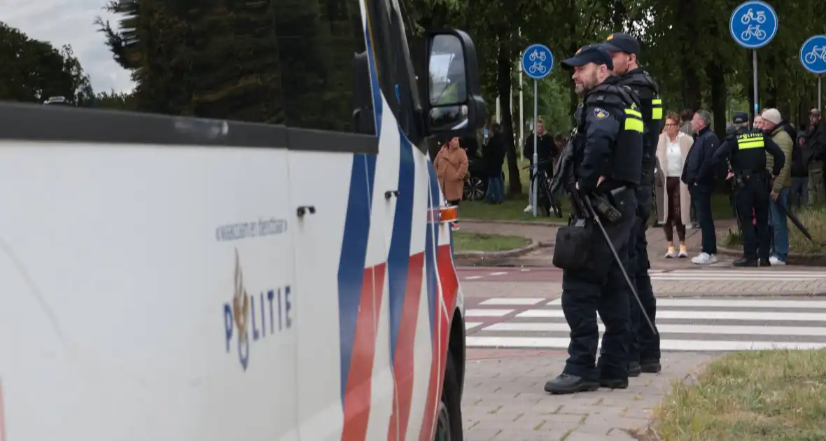 Waterwerper ingezet en veiligheidsrisicogebied na rellen - Foto 4