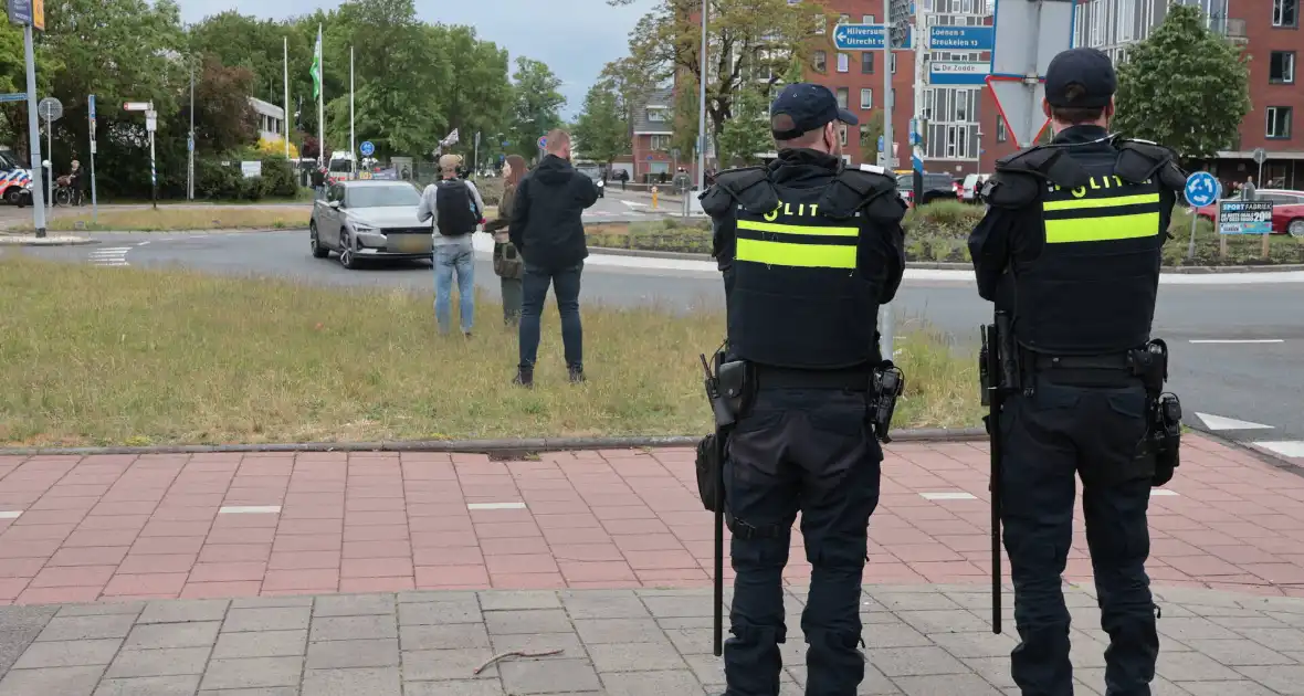 Waterwerper ingezet en veiligheidsrisicogebied na rellen - Foto 7