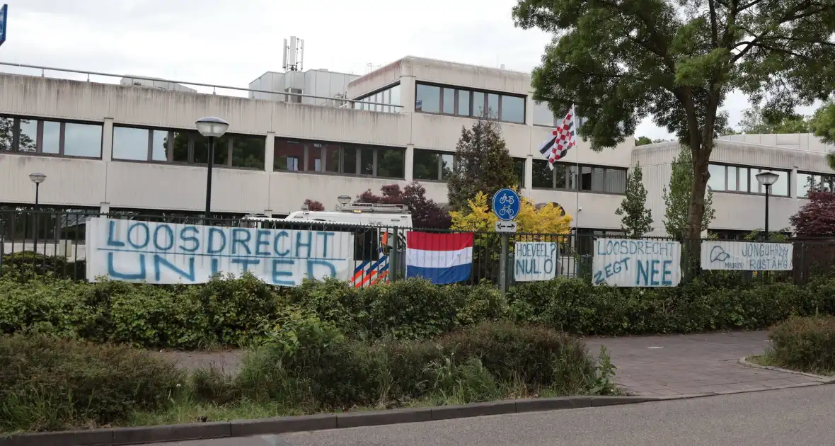 Waterwerper ingezet en veiligheidsrisicogebied na rellen - Foto 8