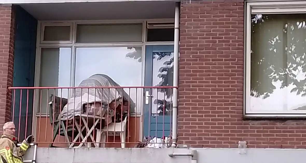 Kaars op balkon zorgt voor inzet van brandweer - Foto 1