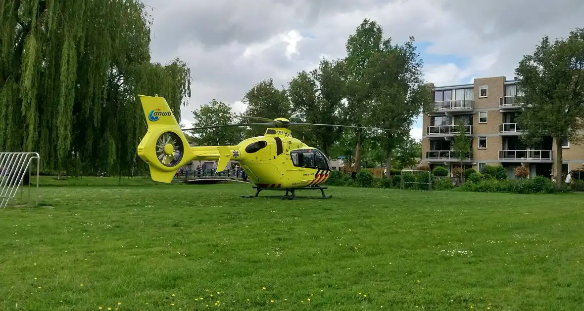 Traumahelikopter landt bij incident in woning - Foto 3