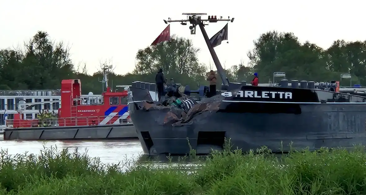 Aanvaring op de Waal tussen tanker en duwstel - Foto 1