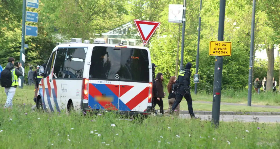 Politie beëindigd demonstratie tegen noodopvang asielzoekers - Foto 2