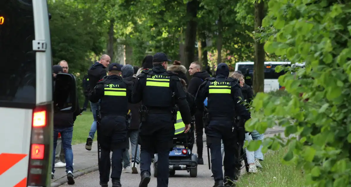 Politie beëindigd demonstratie tegen noodopvang asielzoekers - Foto 3