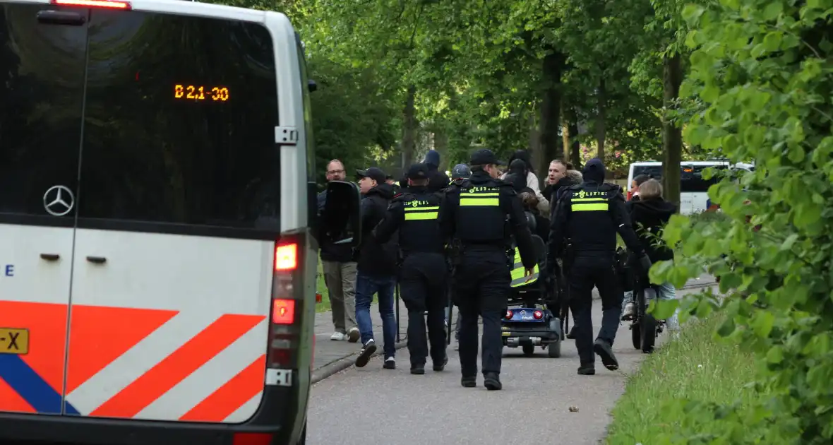 Politie beëindigd demonstratie tegen noodopvang asielzoekers - Foto 4