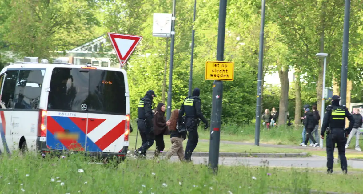 Politie beëindigd demonstratie tegen noodopvang asielzoekers - Foto 5