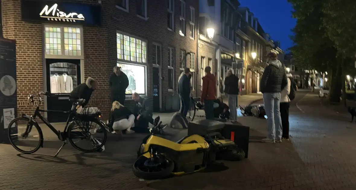 Scooterrijders ten val na botsing