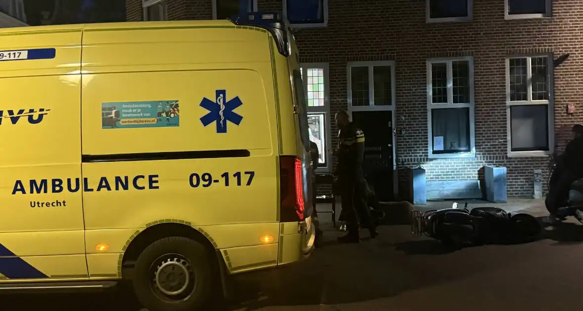 Scooterrijders ten val na botsing - Foto 1