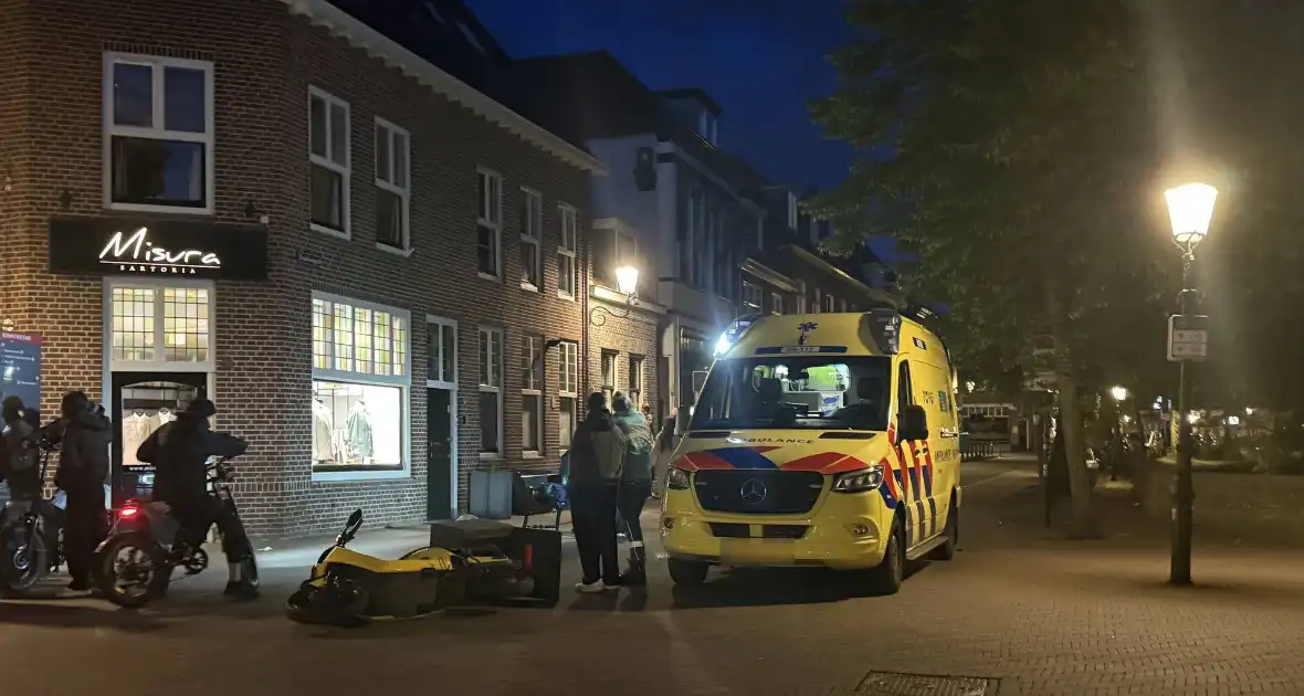 Scooterrijders ten val na botsing - Foto 10