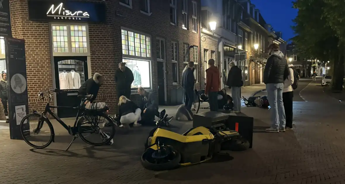 Scooterrijders ten val na botsing - Foto 11