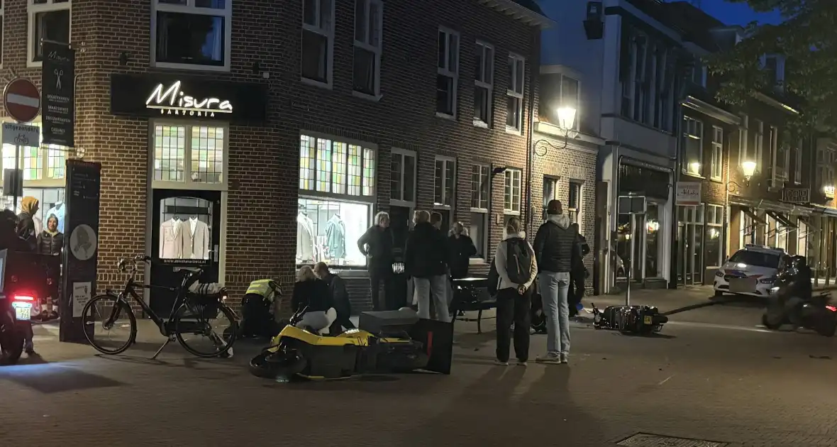 Scooterrijders ten val na botsing - Foto 2