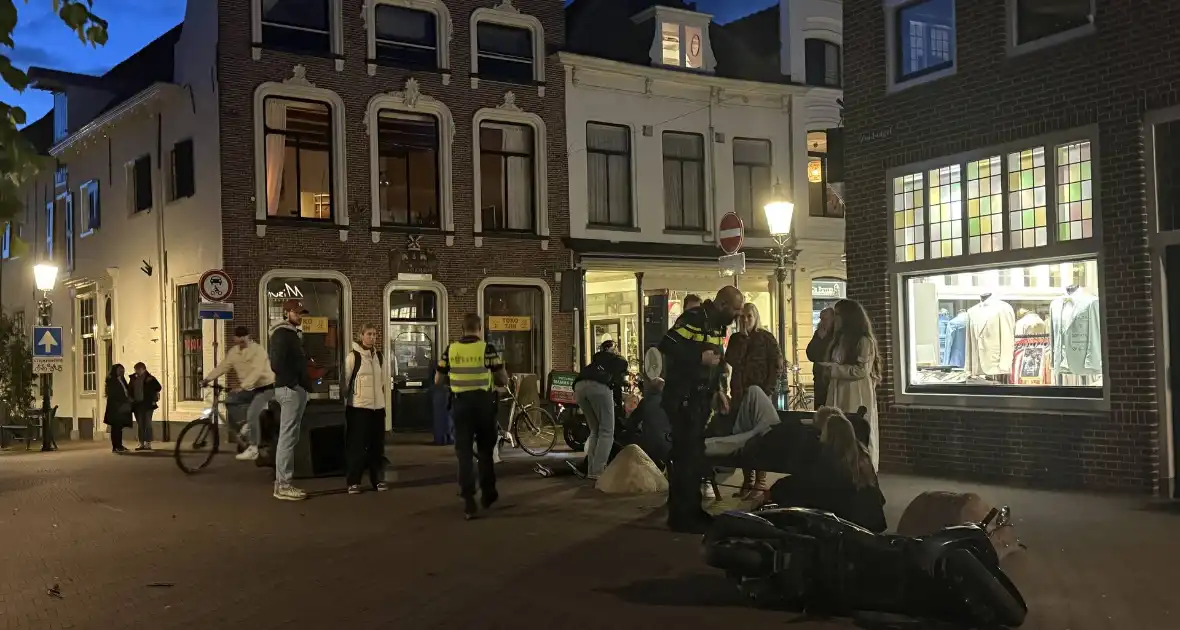 Scooterrijders ten val na botsing - Foto 4
