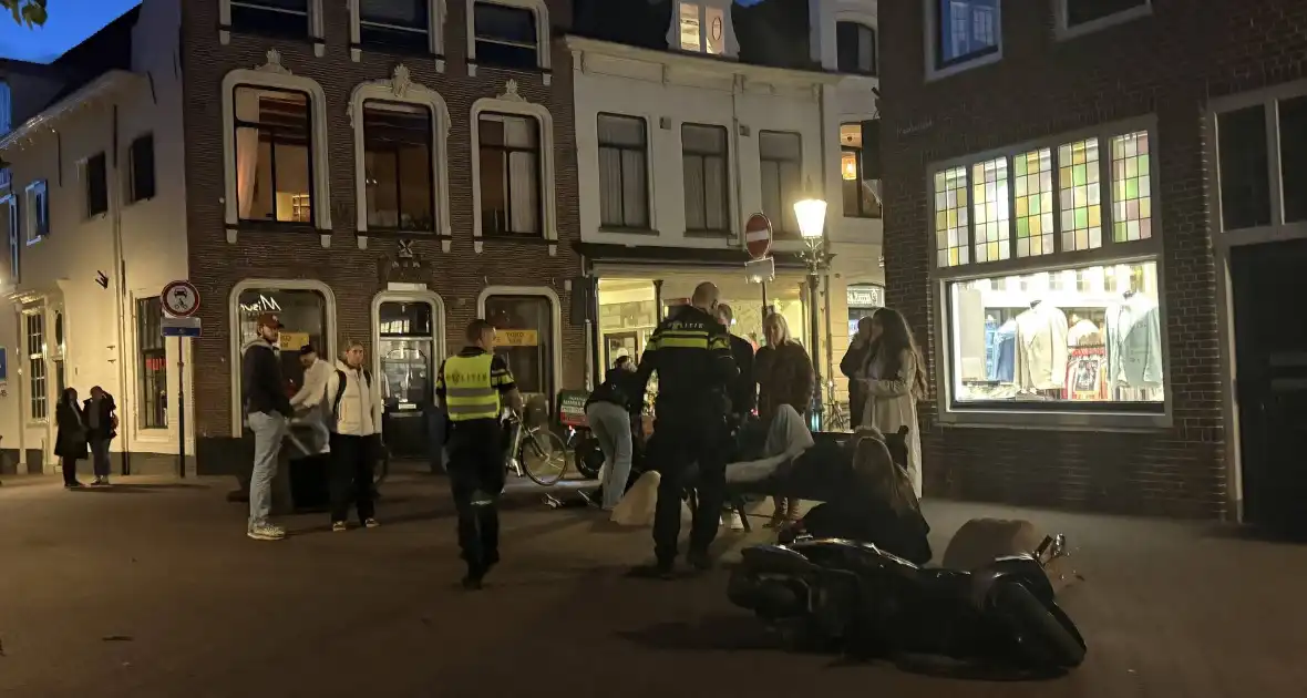 Scooterrijders ten val na botsing - Foto 5