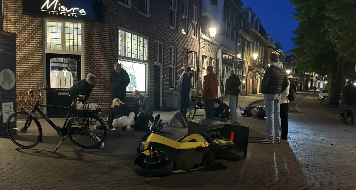 Scooterrijders ten val na botsing - Foto 6