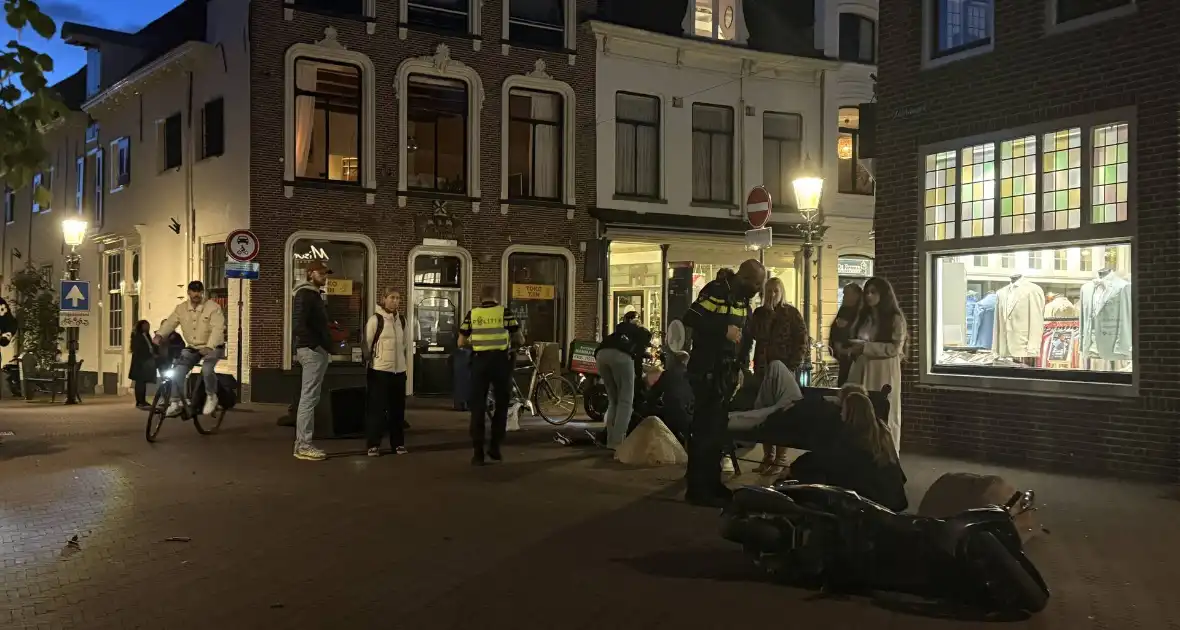 Scooterrijders ten val na botsing - Foto 7