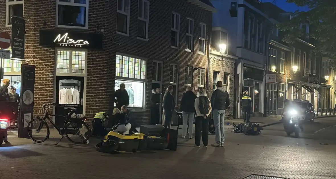 Scooterrijders ten val na botsing - Foto 8