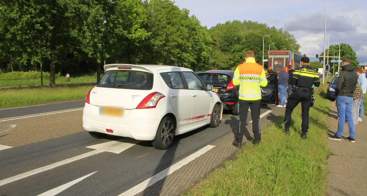Botsing met drie voertuigen zorgt voor verkeershinder - Foto 1